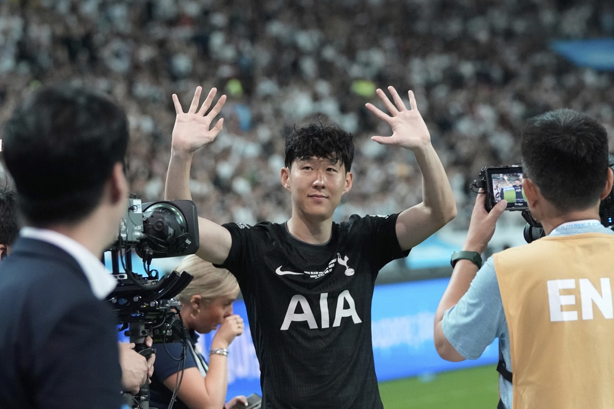 Tottenham Hotspur's Son Heung-min waves after the pre-season friendly match against Newcastle United at Seoul World Cup Stadium in Seoul, South Korea, Sunday, Aug. 3, 2025. (AP Photo/Ahn Young-joon)