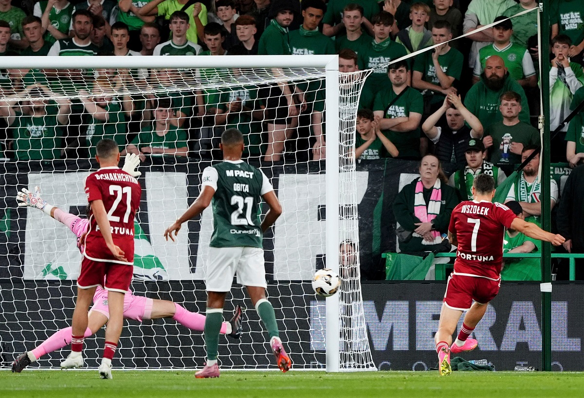 Legia Warsaw's Pawel Wszolek, right, scores his sides second goal against Hibernian during the UEFA Conference League playoff soccer match at Easter Road, Thursday, Aug. 21, 2025, in Edinburgh, Scotland. (Andrew Milligan/PA via AP)