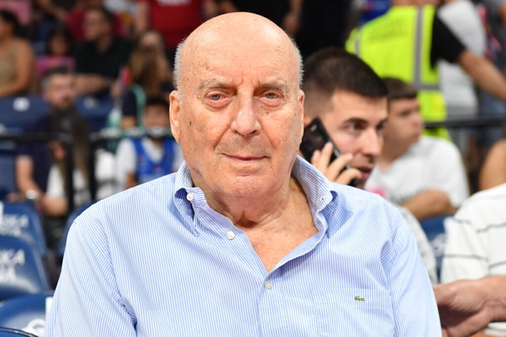 Legendarni Ivo Daneu na prijateljskoj utakmici Srbije protiv Slovenije u hali Beogradska arena, Beograd 21.08.2025. godine Foto: Marko Metlas Kosarka, Srbija, Slovenija, Prijateljska utakmica