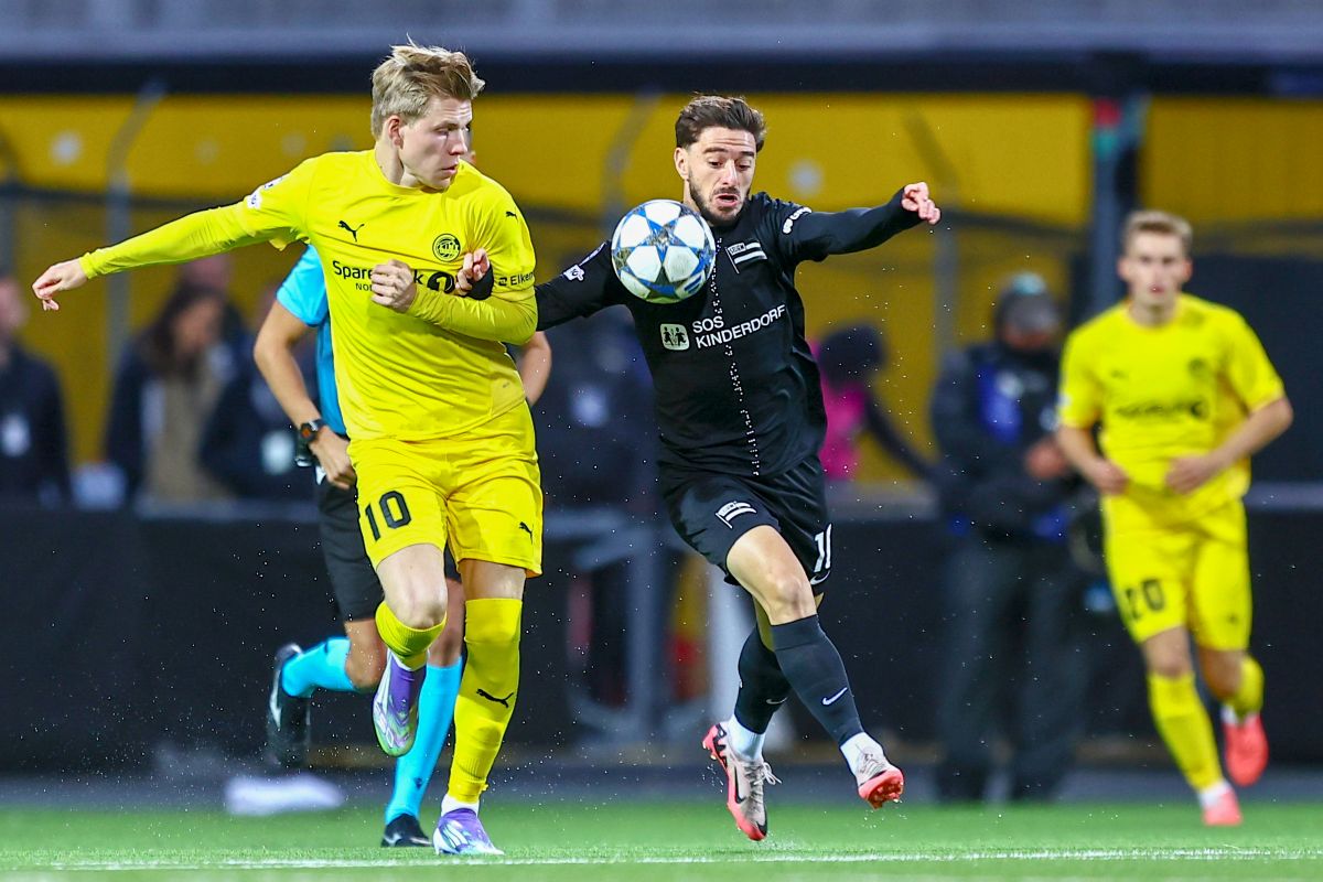 Bodo Glimt's Jens Petter Hauge, left, Sturm Grazs Otar Kiteishvili battle for the ball during a UEFA Champions Leauge soccer match, Wednesday, Aug. 20, 205, in Bodo, Norway. (Mats Torbergsen/NTB Scanpix via AP)