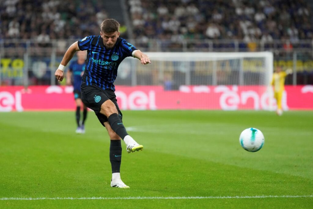 Inter Milan's Peter Sucic attempts a shot on goal during a Serie A soccer match between Inter Milan and Torino, at the San Siro stadium in Milan, Italy, Monday, Aug. 25, 2025. (AP Photo/Luca Bruno)